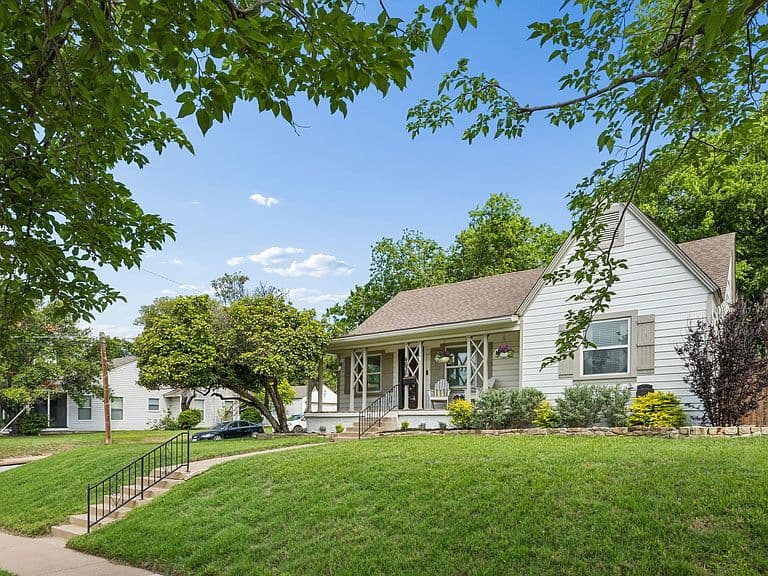 Listing photo 2