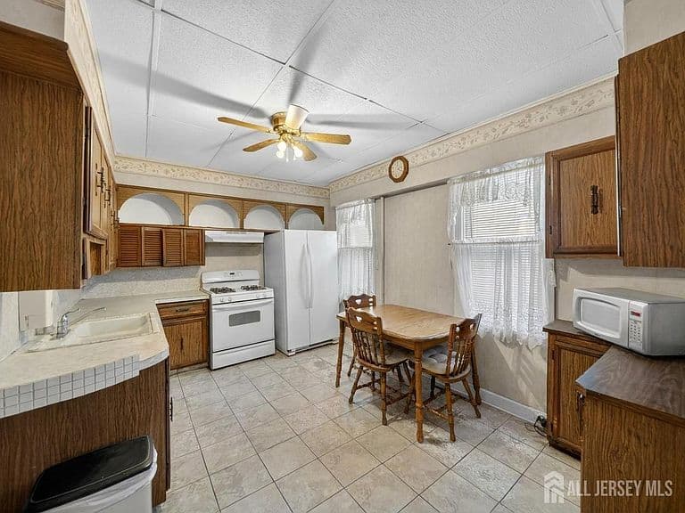 Listing photo 5
