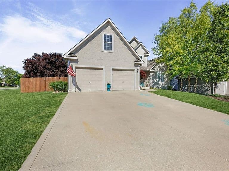 Listing photo 2