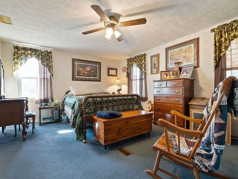 Listing photo 5