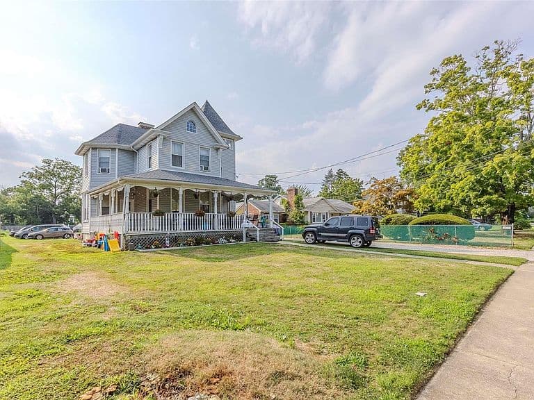 Listing photo 3
