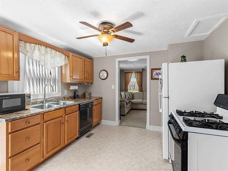 Listing photo 2