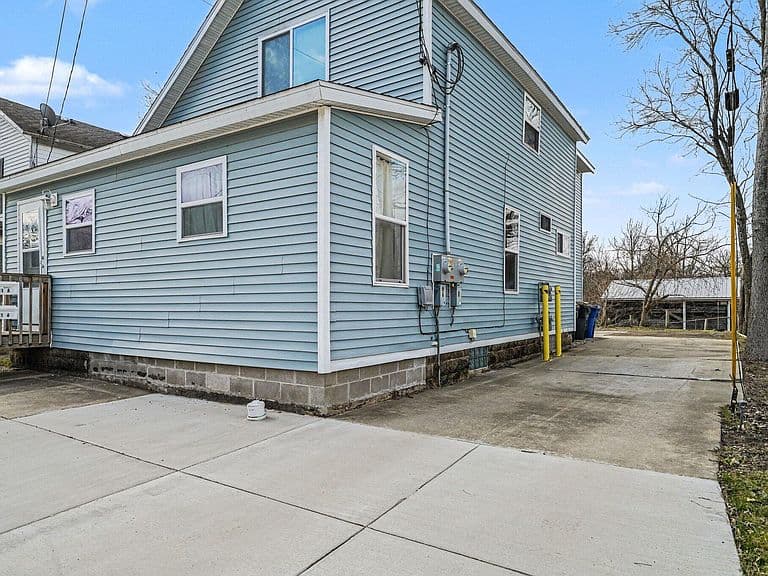 Listing photo 3