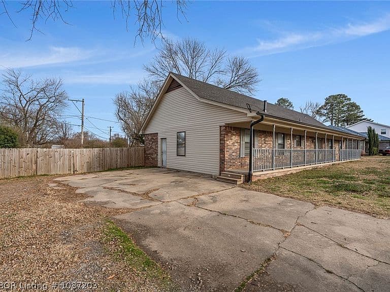Listing photo 2