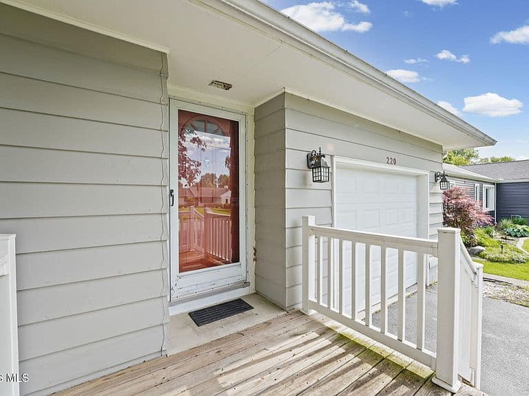Listing photo 2