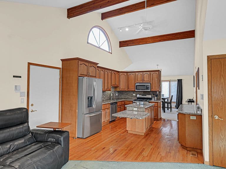 Listing photo 5