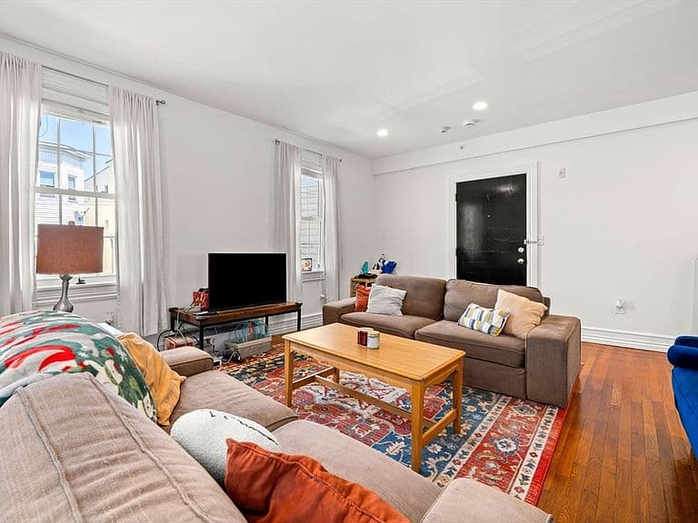 Listing photo 3