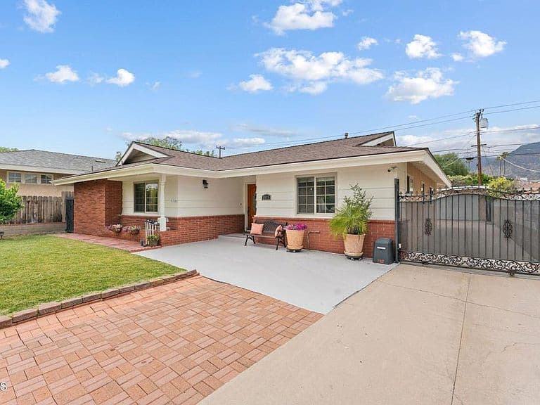 Listing photo 2
