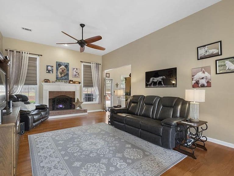 Listing photo 5
