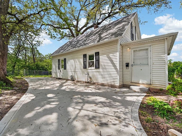 Listing photo 3