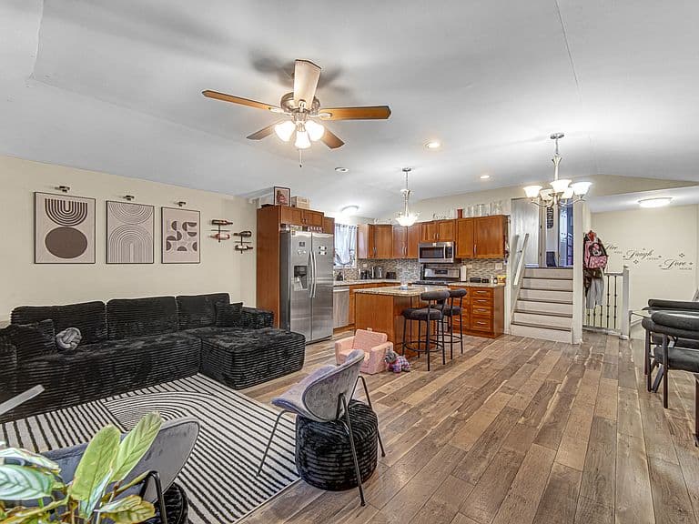 Listing photo 3
