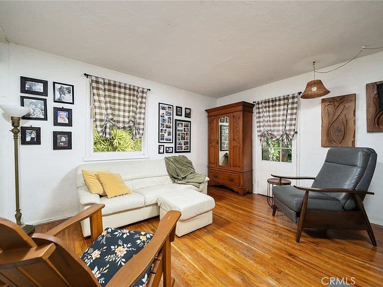 Listing photo 2