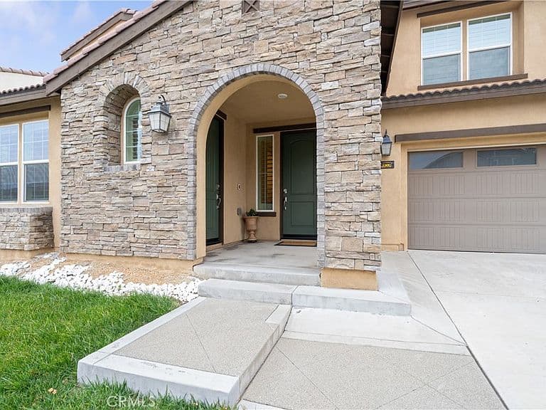 Listing photo 2