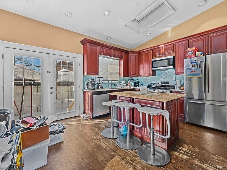 Listing photo 3