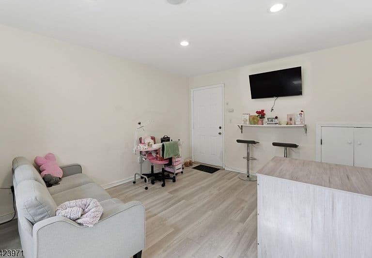 Listing photo 5