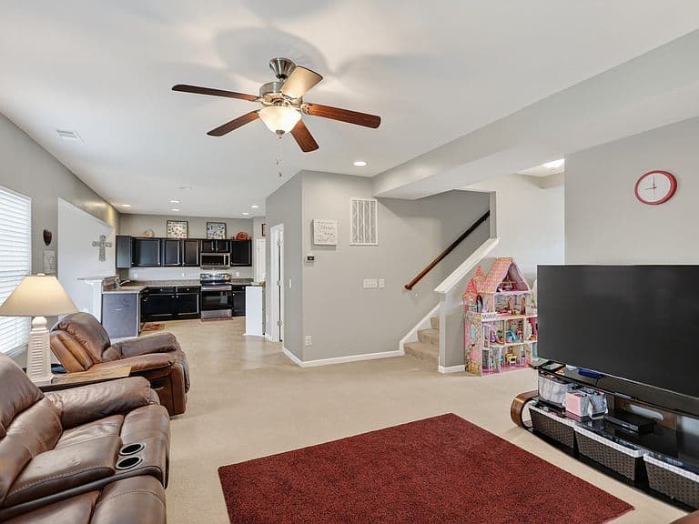 Listing photo 2
