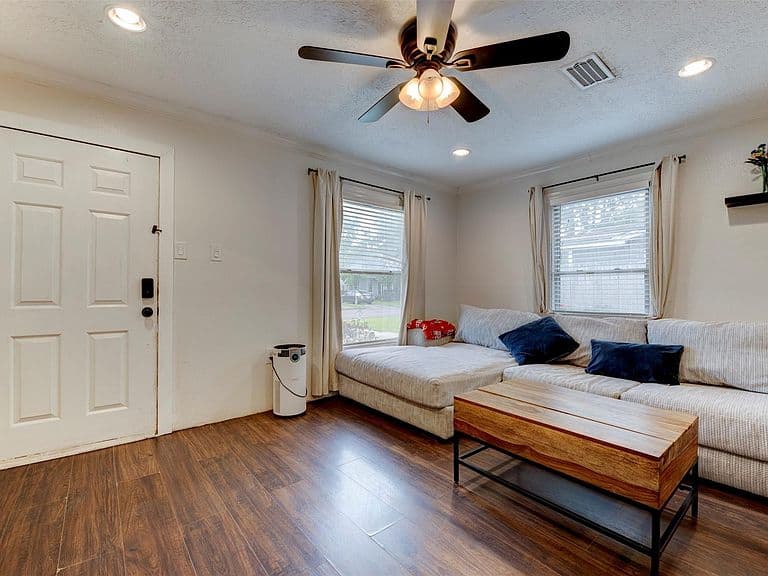 Listing photo 4