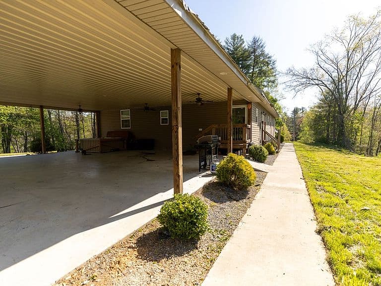 Listing photo 5