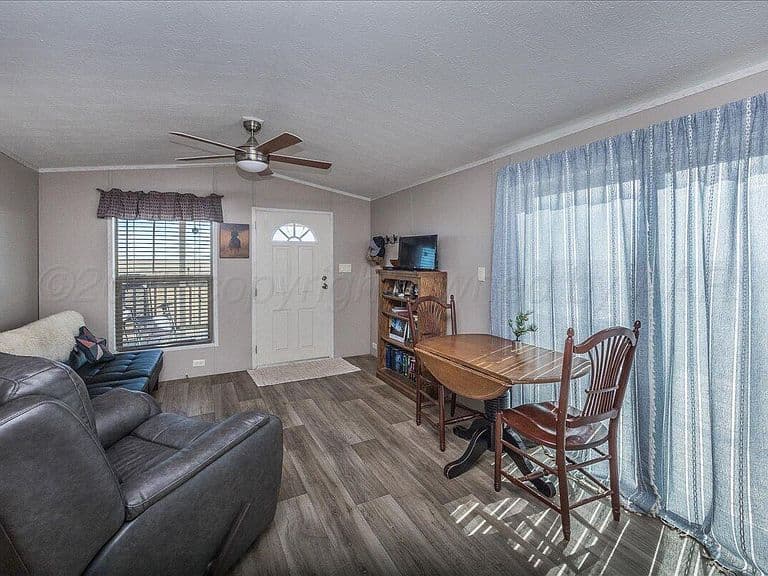 Listing photo 4