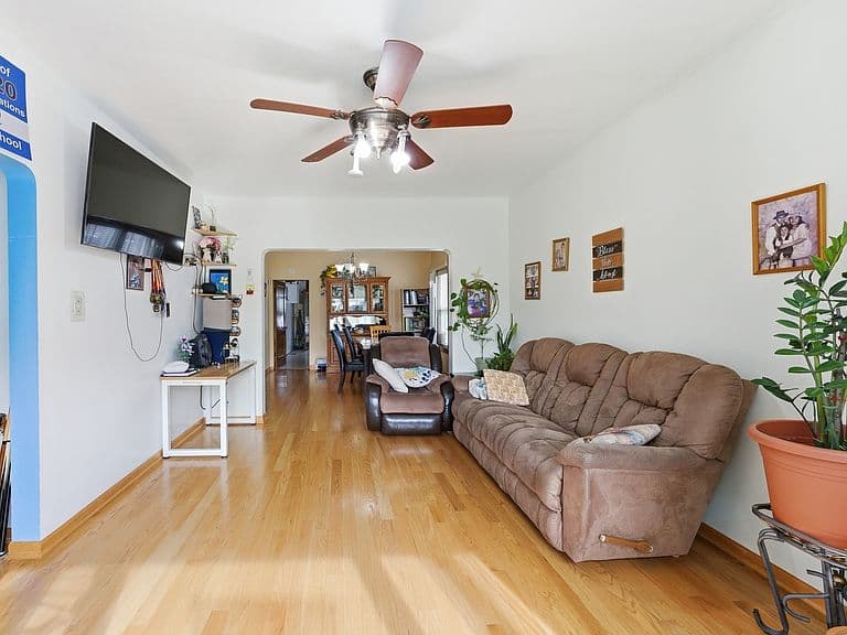 Listing photo 3