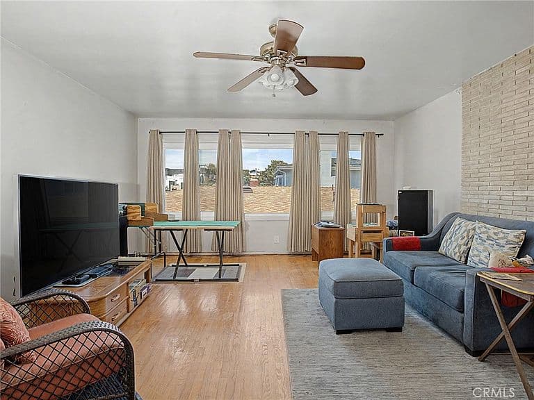 Listing photo 2