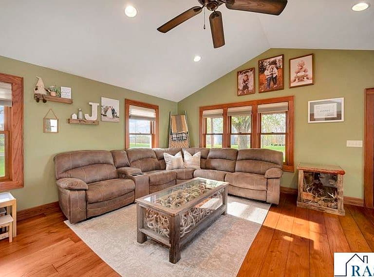 Listing photo 3