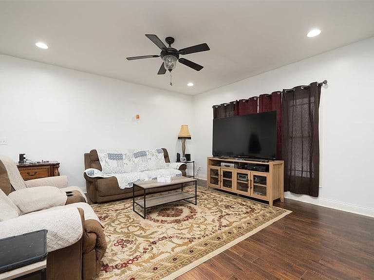 Listing photo 4
