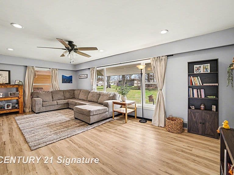 Listing photo 3