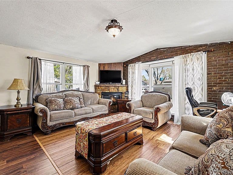 Listing photo 2