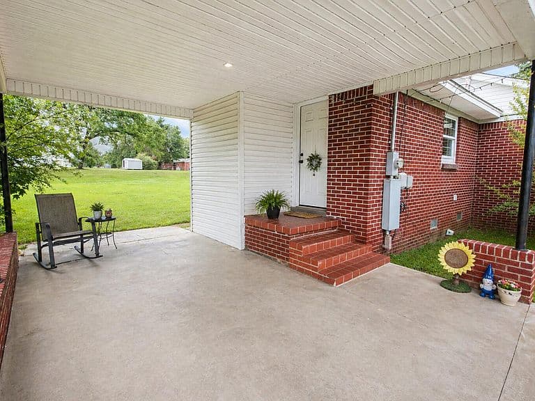 Listing photo 2