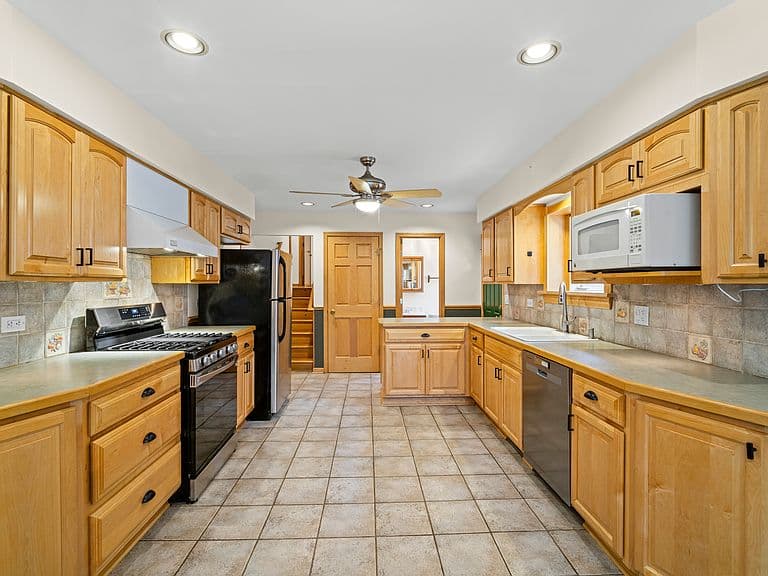 Listing photo 3
