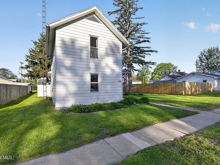 Listing photo 2