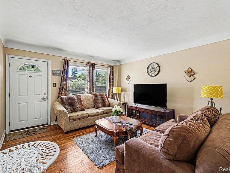 Listing photo 5