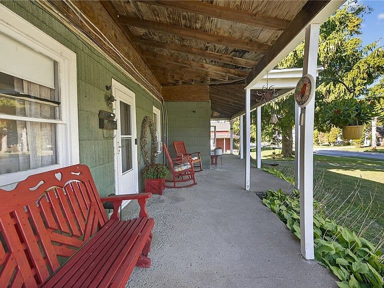Listing photo 2