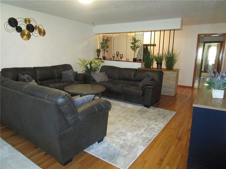 Listing photo 5