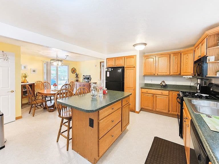 Listing photo 3