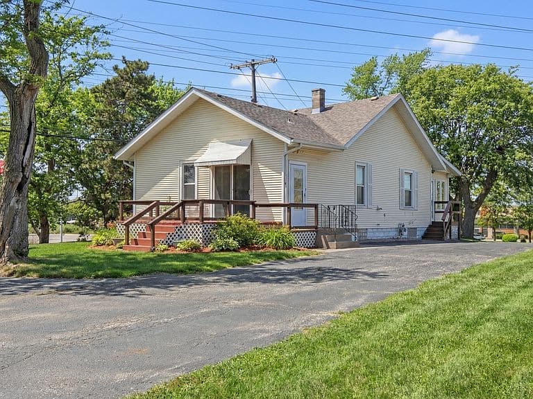 Listing photo 2