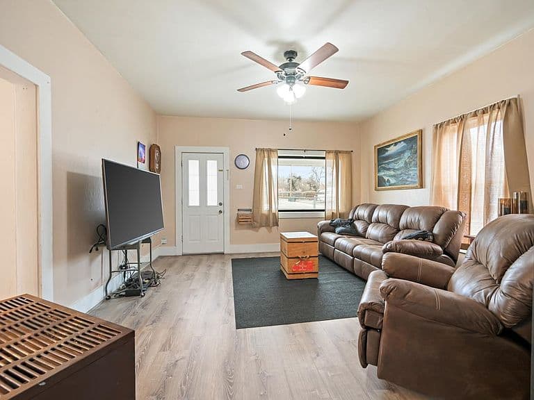 Listing photo 3