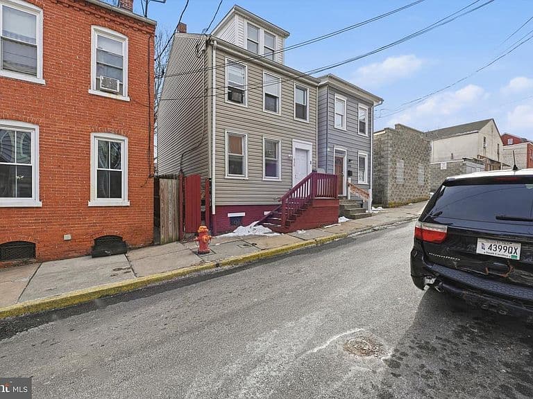 Listing photo 2