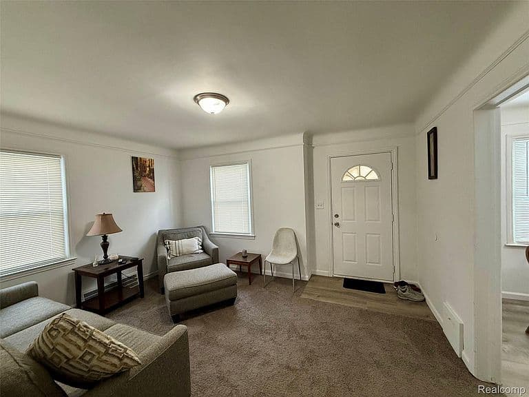 Listing photo 3