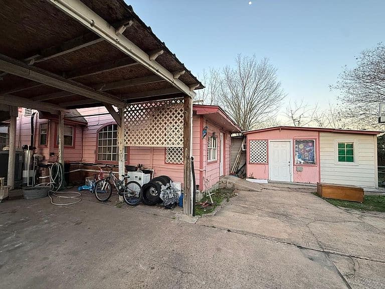 Listing photo 3