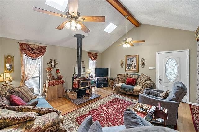 Listing photo 4