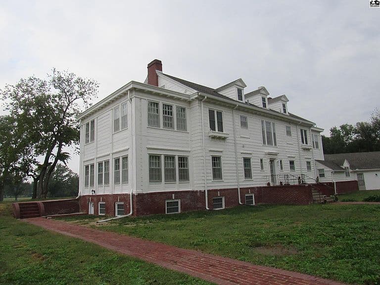 Listing photo 3