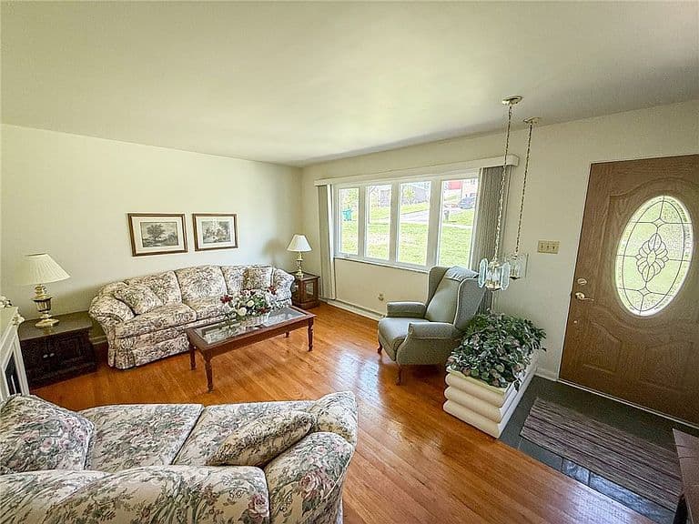 Listing photo 3