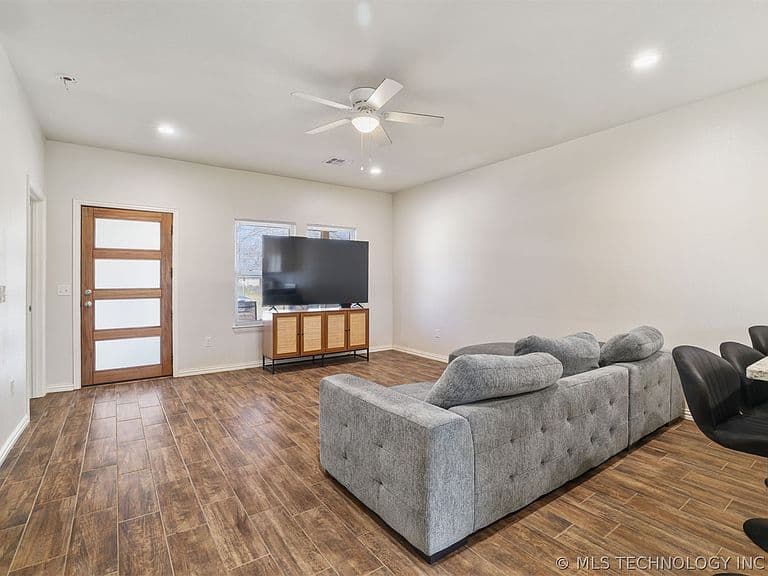 Listing photo 4