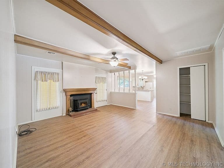 Listing photo 3