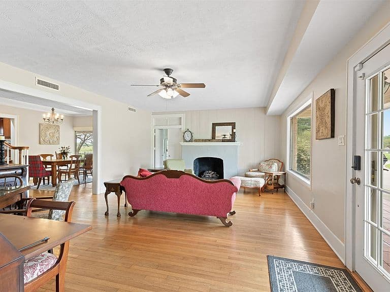 Listing photo 5