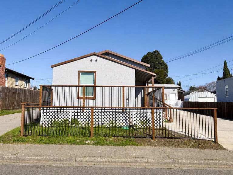 Listing photo 3