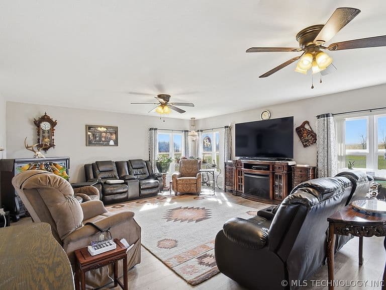 Listing photo 3