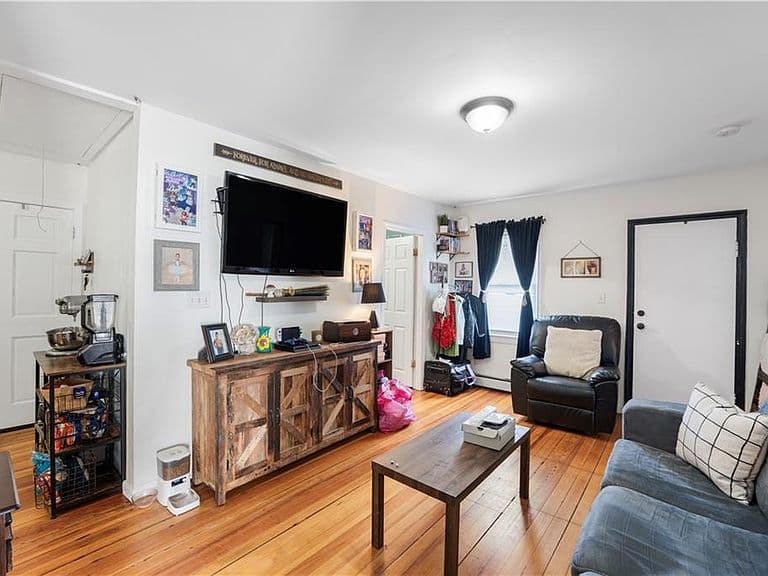 Listing photo 3
